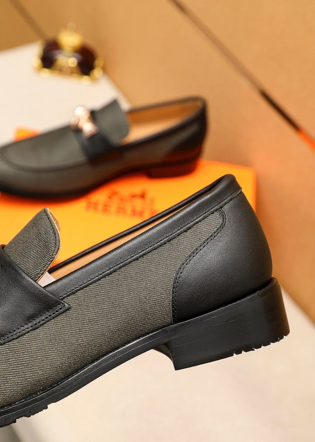 Men's shoes 💰442💐 Product trademark: HERMES "Hermès" casual leather shoes Regular size: 38-44 (45.46.47🉑️customized) Product materials: Selected imported fabric upper + classic hardware buckle, imported water-dyed 🐂 cowhide lining. Strong three-dimensional visual effect, combined outsole Color: 3⃣️colors available